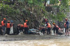 Program "River Clean Up" Bersihkan 139 Kg Sampah dari Sekitar Sungai Ciliwung