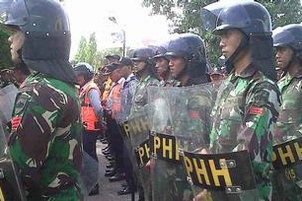 Pasukan TNI disiagakan untuk mengantisipasi dari aksi demo BBM, Selasa (27/3/2012) besok.