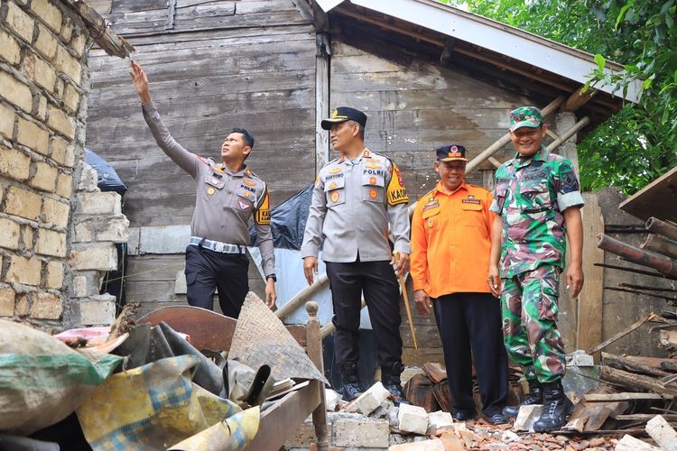 Kapolres Tuban, AKBP Suryono dan Kepala BPBD Tuban, Sudarmaji turun ke lapangan melakukan pengecekan kondisi rumah warga yang ambruk akibat gempa bumi sekaligus memberikan bantuan sembako dan terpal untuk pengganti atap sementara rumah yang ambruk, Sabtu (23/3/2024).