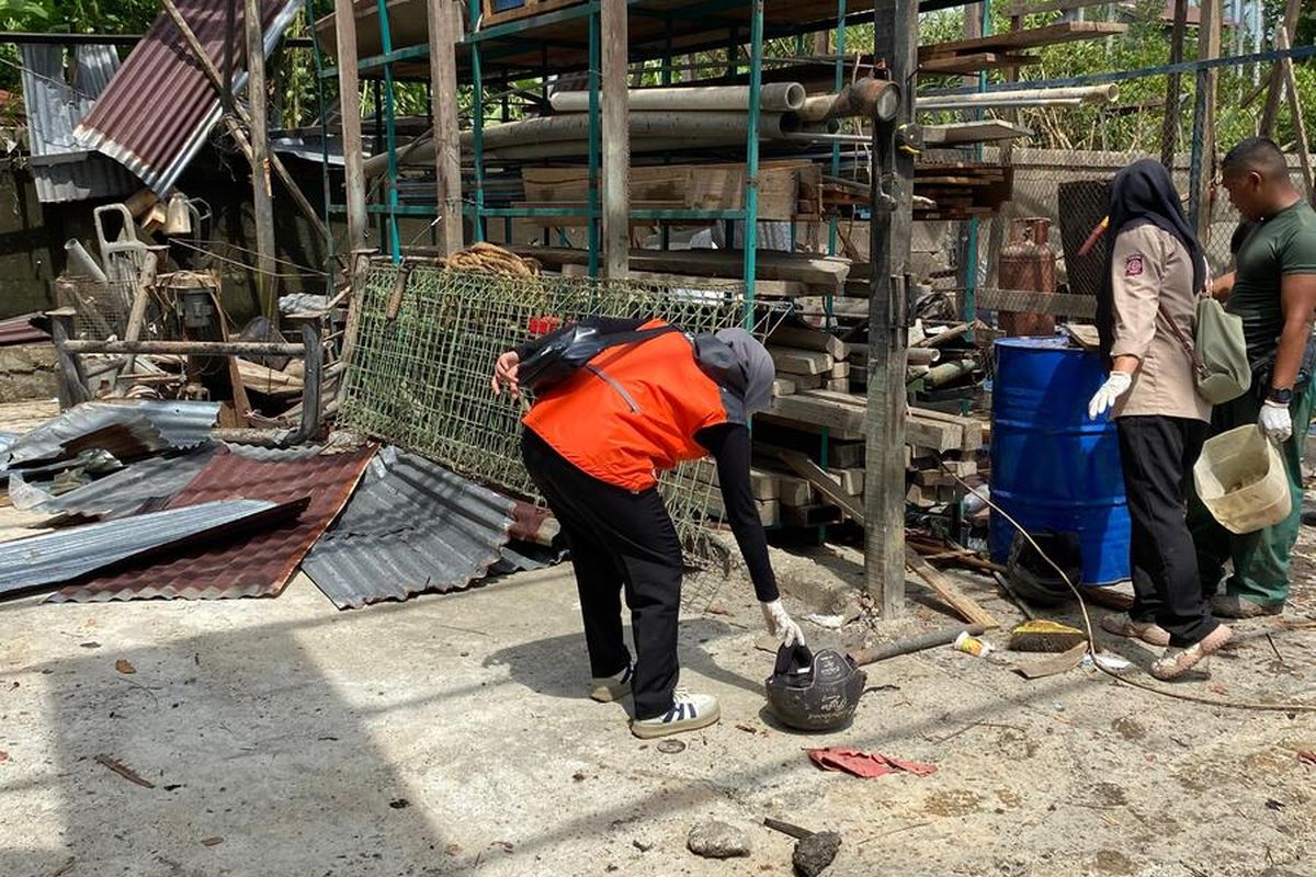 Sebuah gudang isi ulang tabung gas oksigen di Jalan Kiblat Lorong Damai, Gampong Gampa, Kecamatan Johan Pahlawan, Kabupaten Aceh Barat, terbakar, Rabu (5/11/2025).