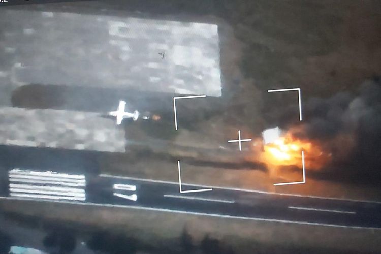 Tangkapan layar dari drone milik aparat keamanan yang menunjukan tower bandara/ATC Bandara Aminggaru, Distrik Ilaga, Kabupaten Puncak, tengah terbakar, Papua, Kamis (3/6/2021) (Kompas.com/Dhias Suwandi)
