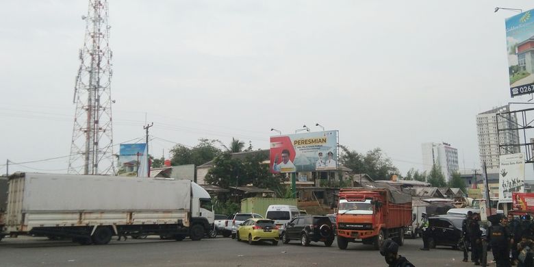 Buntut bentrok ormas, lalu lintas di Jalan Interchange Karawang Barat macet, Rabu (24/11/2021).