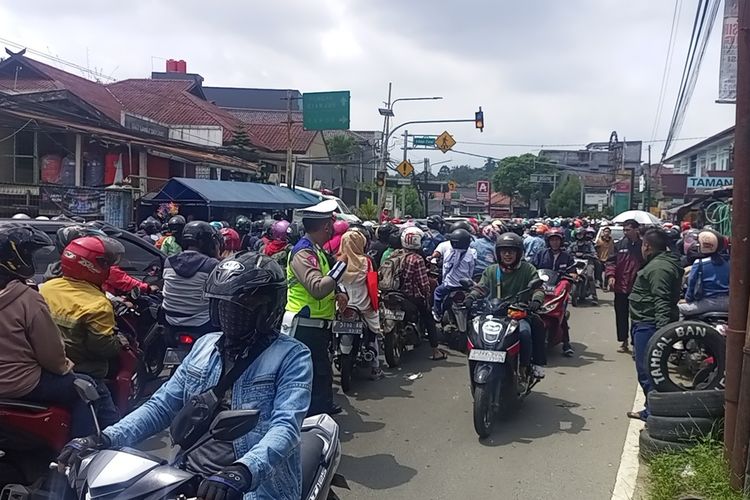 Situasi kemacetan di Jalur Puncak Bogor, Jawa Barat, Selasa (25/4/2023) siang