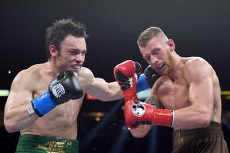 Petinju Meksiko, Julio Cesar Chavez Jr, melancarkan pukulan ke arah petinju Polandia, Andrzej Fonfara, pada laga kelas berat ringan versi WBC di StubHub Center, Los Angeles, California, Minggu (18/4/2015).