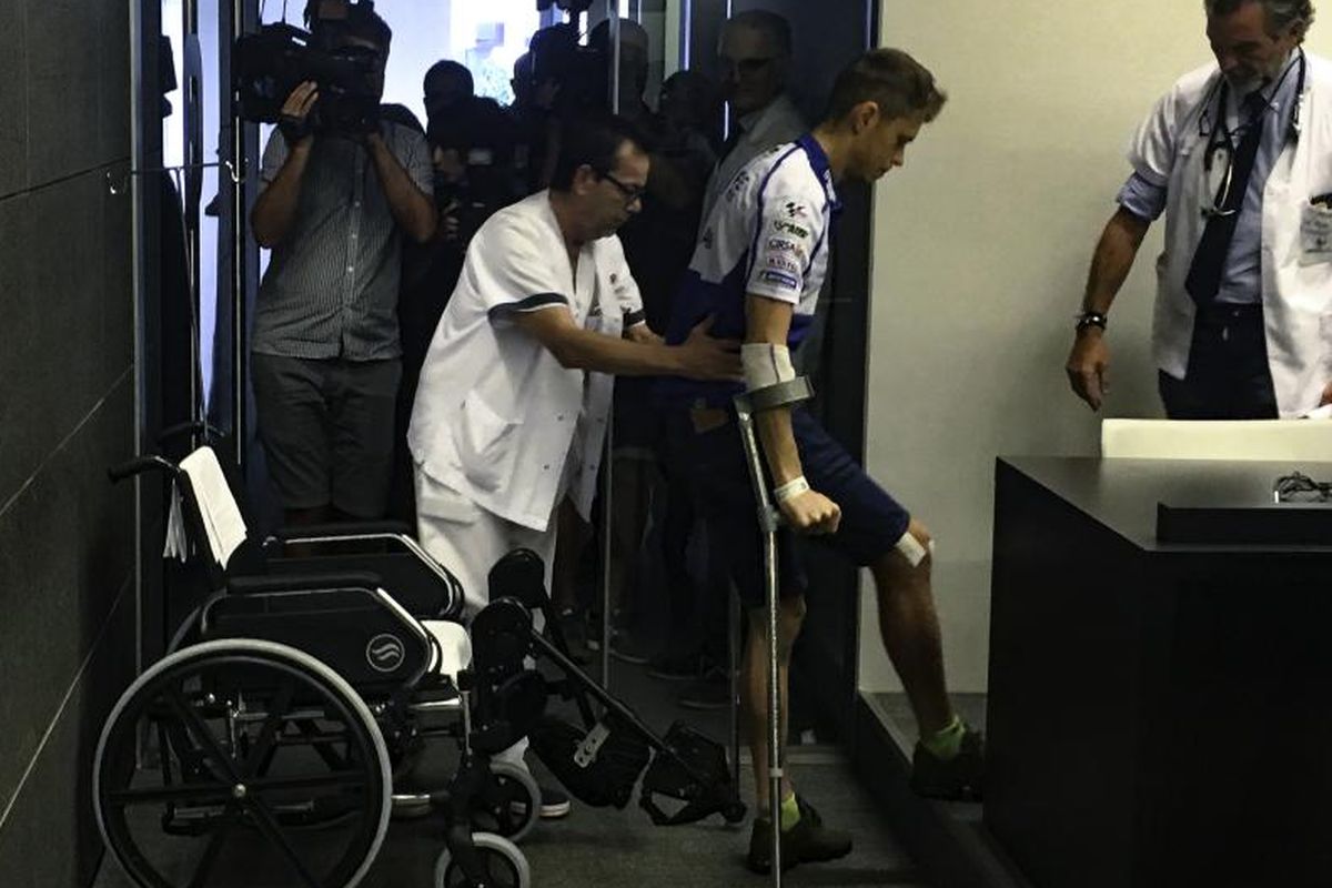 Tito Rabat usai menjalani operasi pada kaki kanannya.