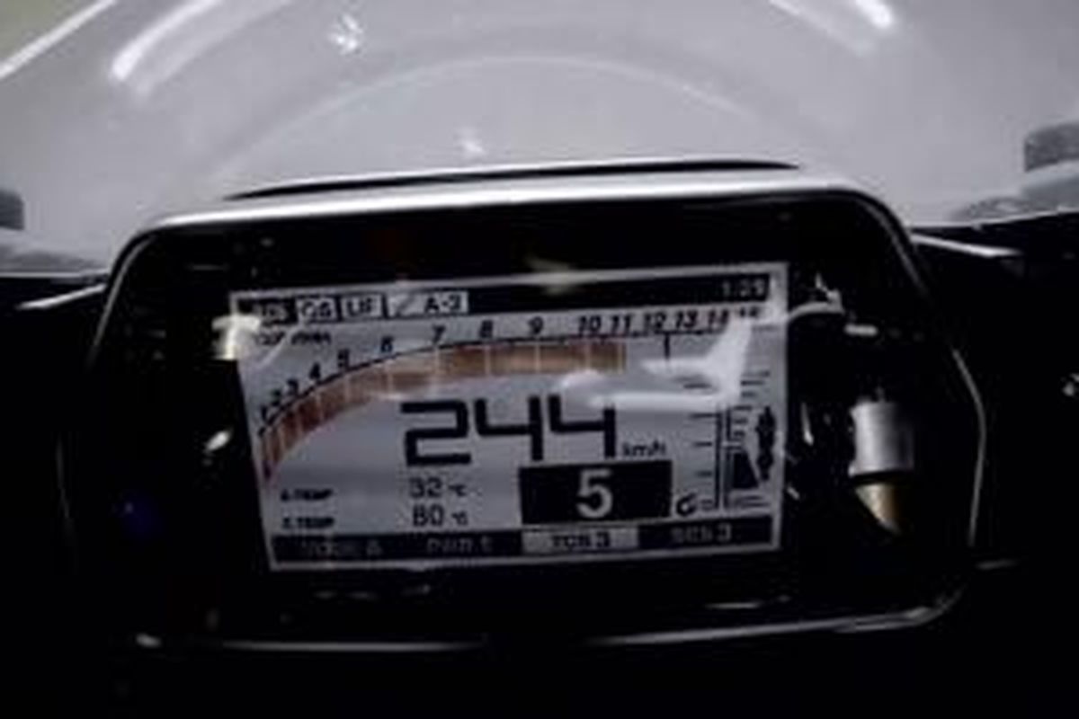 Satu-satunya kelengkapan baru yang terlihat jelas pada video Yamaha R1 2015.