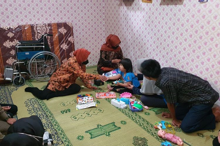 Menteri Sosial RI Tri Rismaharini bersalaman dengan Mawar Tri Eka Putri (6) yang menderita ginjal bocor di Gadungsari, Wonosari, Gunungkidul,DI Yogyakarta Sabtu (21/5/2022)