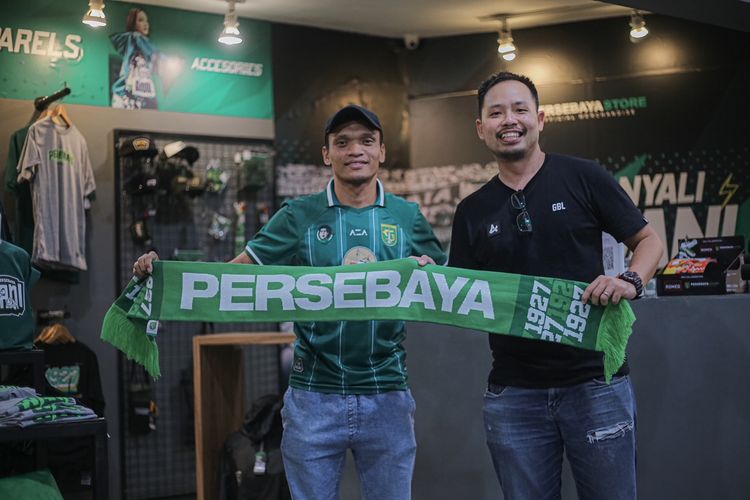 Pemain Persebaya Surabaya Ferdinan Sinaga foto bersama agennya Gabriel Budi seusai diperkenalkan sebagai pemain baru untuk mengarungi kompetisi musim 2023-2024.