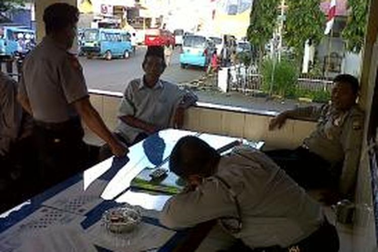 Daeng Ngerang (kedua dari kiri) melaporkan anak kandungnya ke Polsek Taneriattang, Kabupaten Bone, Sulawesi Selatan, Rabu (14/8/2013), karena sang anak tidak melunasi utangnya sejak lima tahun silam.