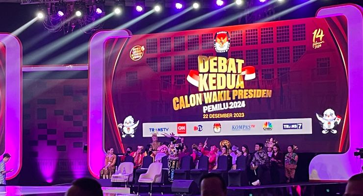 Pendukung Mahfud Pakai Baju Adat di Arena Debat