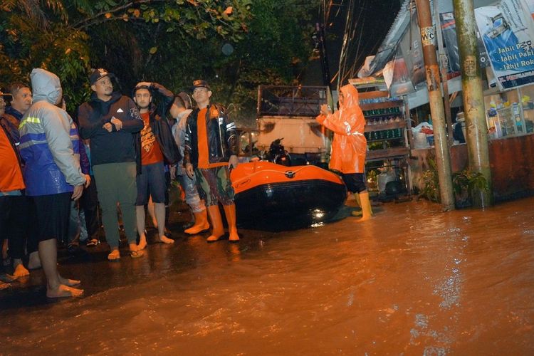 Wali Kota Medan Bobby Nasution saat meninjau banjir akibat hujan yang mengguyur Kota Medan sejak Jumat petang, menyebabkan sejumlah kawasan terendam, Sabtu (19/11/2022)