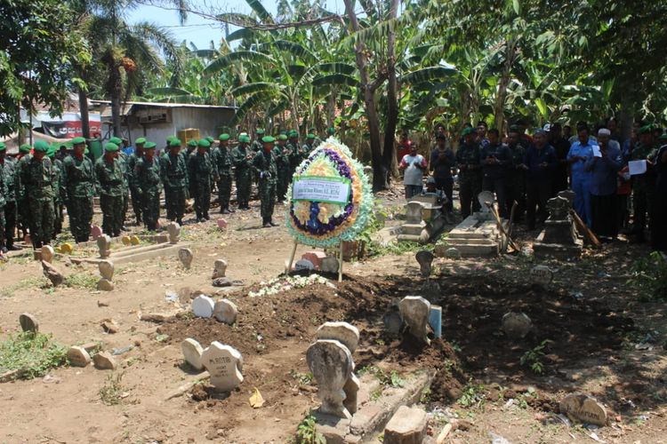Suasana pemakaman anggota TNI Bambang yang digelar secara militer.