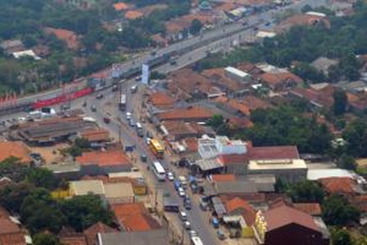 Pantauan udara, kondisi simpang Jomin, Kabupaten Karawang, yang biasanya macet tampak lengang pada pukul 13.30, Selasa (6/8/2013) . Pantauan udara dilakukan wakil Menteri Perhubungan Bambang Susantono dengan menggunakan helikopter Basarnas.
