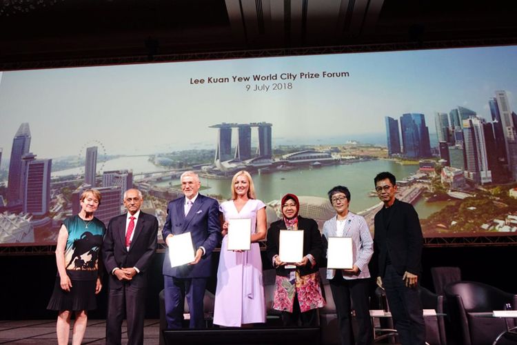Wali Kota Surabaya Tri Rismaharini menerima penghargaan di ajang Lee Kuan Yew World City Prize Forum pada Juli 2018 