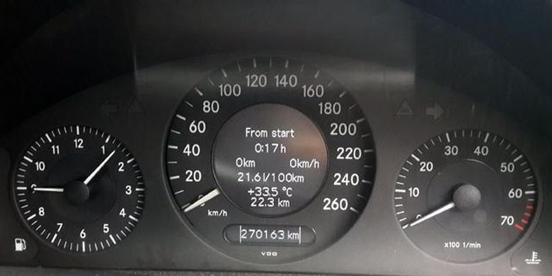 Panel indikator semua berfungsi. Tampak odometer yang sudah sangat berpengalaman 270.000 km. 