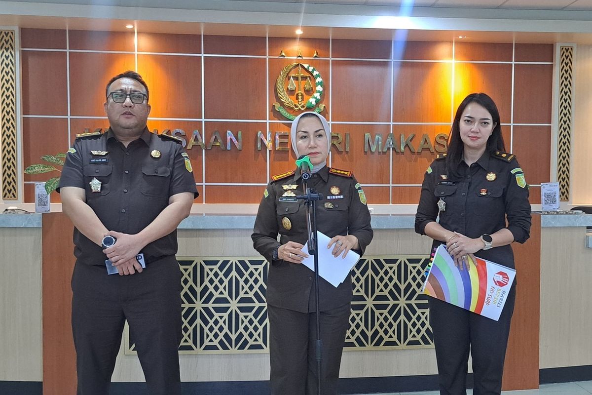 Kajari Makassar, Andi Sundari (Tengah) didampingi Kasi Intel, Andi Alamsyah (Kiri) dan Kasi Pidum As'rini As'ad (Kanan) saat rilis kasus perkara mafia tanah di Kantor Kejari Makassar, Selasa (6/2/2024)