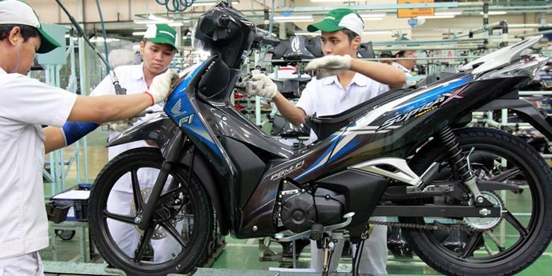 Honda Supra X 125 Helm in warna biru di pabrik AHM.