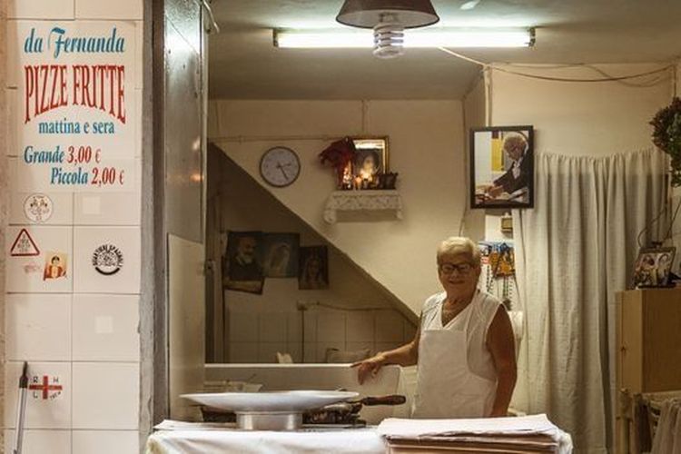 Nonna Fernanda dianggap sebagai satu dari sedikit pembuat pizza goreng terbaik di Italia.