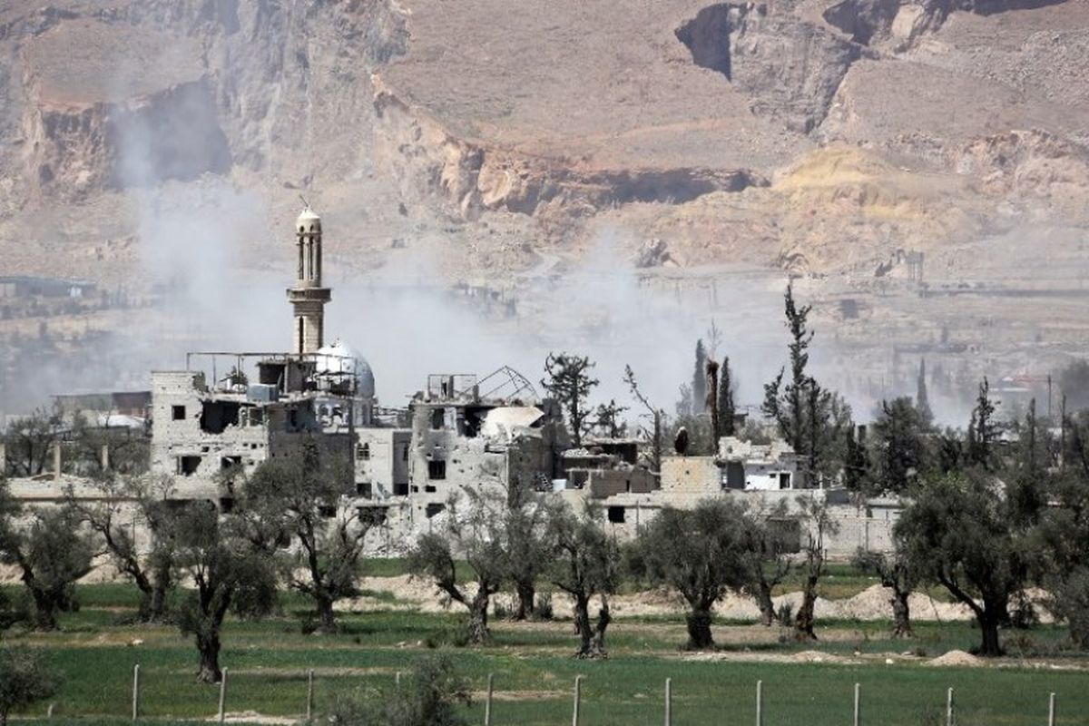 Pemerintah Suriah melepaskan serangan terhadap kelompok pemberontak di Ghouta Timur, Sabtu (8/4/2018). (AFP). 