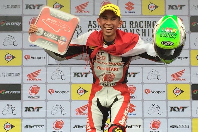 Pebalap Astra Honda Racing Team, Gerry Salim, merayakan kemenangan pada balapan pertama Asia Production 250cc seri pertama Asia Road Racing Championship di Sirkuit Johor, Malaysia, Sabtu (1/4/2017).