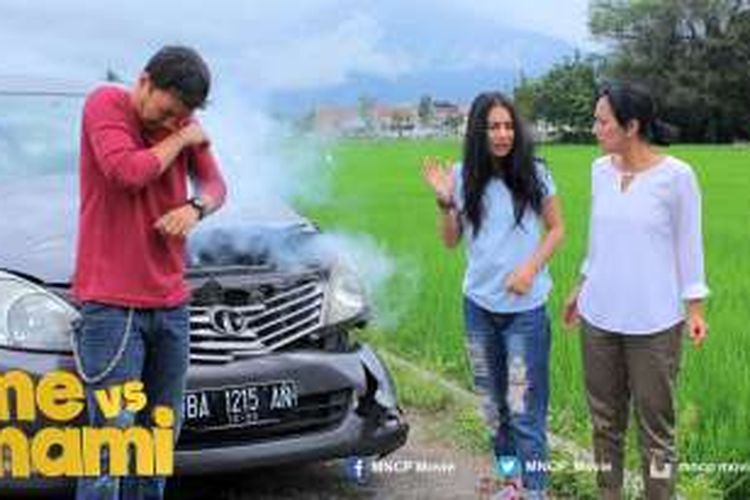 Cut Mini dan Irish Bella dalam sebuah adegan film Me Vs Mami.