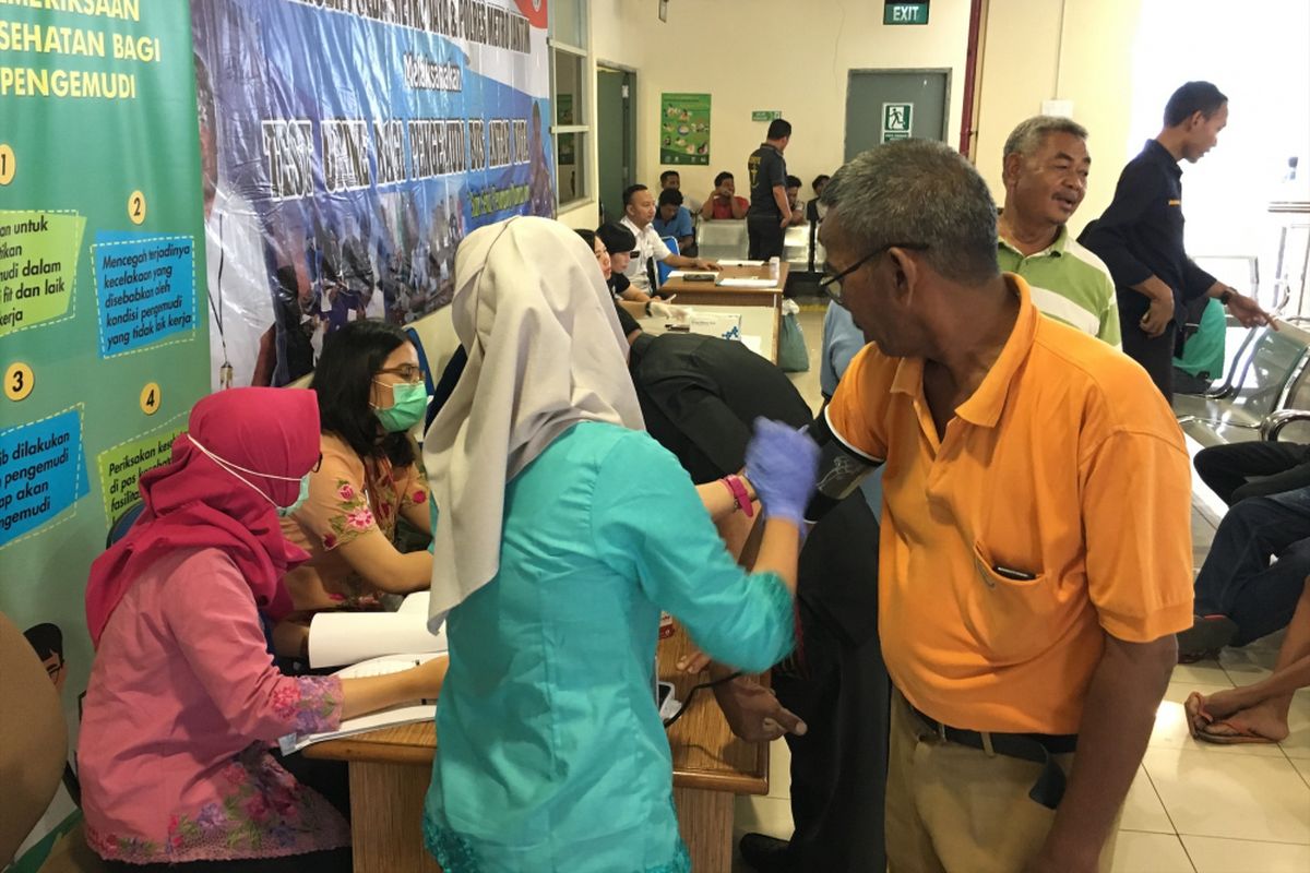 Sebanyak 200 supir melakukan pengecekan melalui tes urine untuk memastikan keamanan berkendara, di Terminal Pulogebang, Jakarta Timur, Kamis (22/6/2017). 