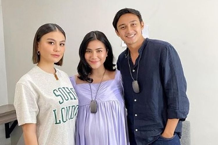 Penyanyi Agnez Mo bersama pasangan artis Caesar Hito dan Felicya Angelista.