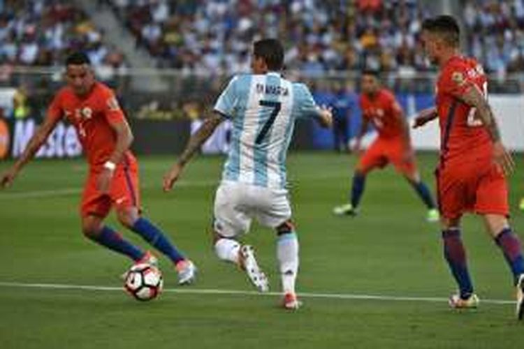 Angel Di Maria dibayangi Mauricio Isla (kiri) pada pertandingan Grup D Copa America Centenario antara Cile dan Argentina di Santa Clara, Senin (6/6/2016). 