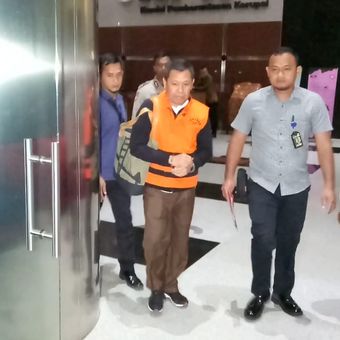 Direktur Utama PT Perkebunan Nusantara III Dolly Pulungan (rompi oranye) berjalan meninggalkan Gedung KPK menuju mobil tahanan, Rabu (4/9/2019).