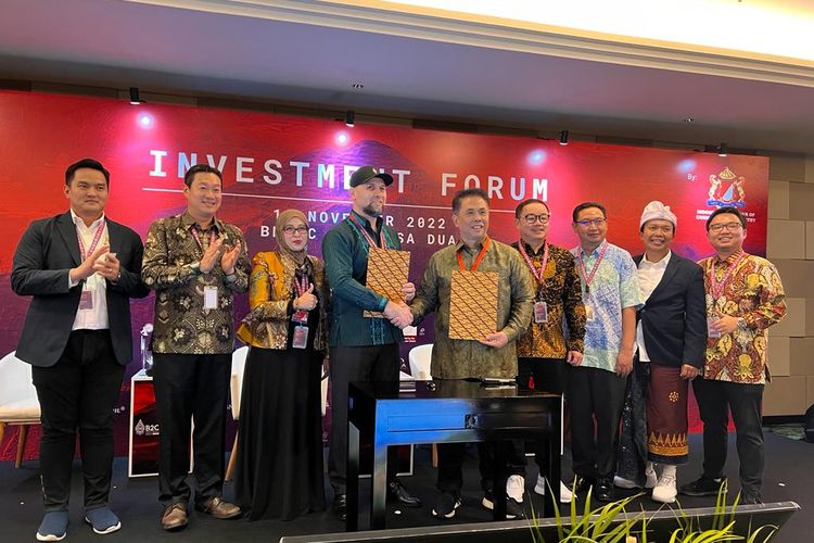 Chief Executive Officer (CEO) TanaMori, Ishak Chandra (kelima dari kanan) dan perwakilan Revelium menandatangani Kerjasama terkait dengan rencana pengembangan lahan di kawasan TanaMori, Nusa Tenggara Timur untuk pengembangan Sport Resort khusus Beladiri di Bali Kamis (11/11)