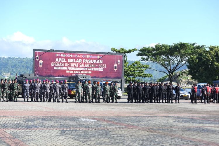 Kapolda Maluku Irjen Pol Lotharia Latif memimpin apel pasukan pengamanan Idul Fitri 1444 Hijriah di Lapangan upacara Polda Maluku, Senin (17/4/2023)