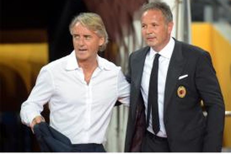 Pelatih Inter Milan Roberto Mancini (kiri) dan pelatih AC Milan Sinisa Mihajlovic berbincang-bincang sebelum tim mereka berhadapan pada ajang International Champions Cup di Shenzhen, Sabtu (25/7/2015).