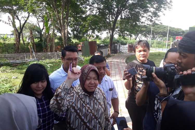 Wali Kota Surabaya, Tri Rismaharini, menunjukkan jari kelingkingnya usai nyoblos di TPS 001, Kelurahan Jajar Tunggal, Kecamatan Wiyung, Surabaya, Rabu (17/4/2019).