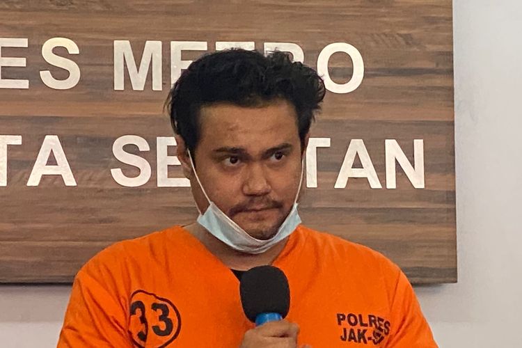 Aktor Bobby Joseph menghadiri perilisan kasus narkoba yang menjeratnya di Polres Metro Jakarta Selatan, Selasa (25/7/2023).