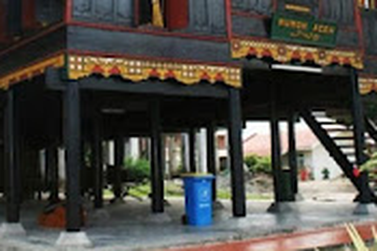 Tanggag dan bagian bawah rumah adat Krong Bade 