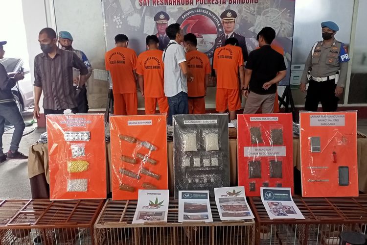 Jajaran Satresnarkoba Polresta Bandung berhasil mengamankan tiga orang pelaku dari Komunitas Merpati Kontes yang gunakan ganja sebagai pakan agar menjuarai kompetisi. Polisi juga mengamankan 20 ekor merpati dan ganja sebanyak 3 Kilogram.