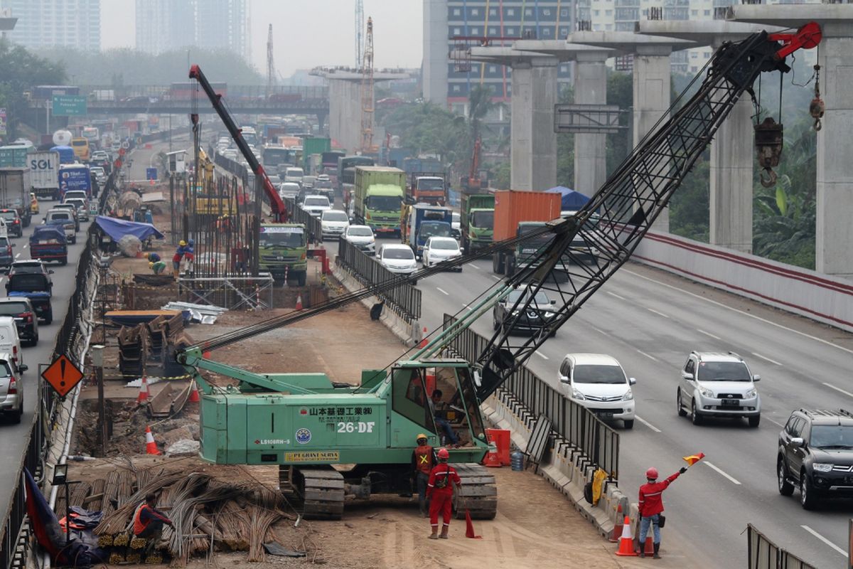 Pekerja mengerjakan pembangunan Jalan Tol layang Jakarta-Cikampek II, di ruas Jalan Tol Jakarta-Cikampek, di Bekasi, Jawa Barat, Senin (9/10). PT Jasa Marga berencana melakukan penutupan sebagian lajur Tol Jakarta-Cikampek arah Cikampek di sekitar Kilometer 46 mulai Senin (9/10) malam, pada pukul 23.00 hingga 05.00 Wib karena akan ada pemasangan Pier Head jembatan layang proyek pembangunan tol layang Jakarta-Cikampek II (elevated toll). ANTARA FOTO/Risky Andrianto/ama/17