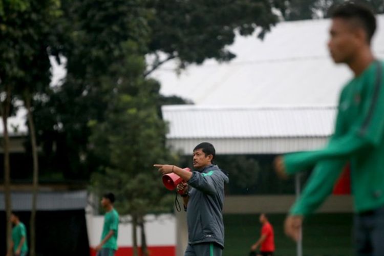 Pelatih Indra Sjafri menggunakan pengeras suara saat memimpin latihan di Stadion Atang Sutresna, Cijantung, Senin (3/4/2017).