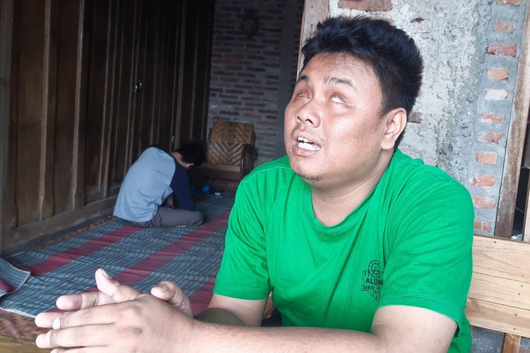 Pendiri rumah hebat Fatonah, Agus Santoso (35) ditemui di rumahnya Dukuh Manggung RT 002, RW 008, Kelurahan Cangakan, Kecamatan Karanganyar, Kabupaten Karanganyar, Jawa Tengah.