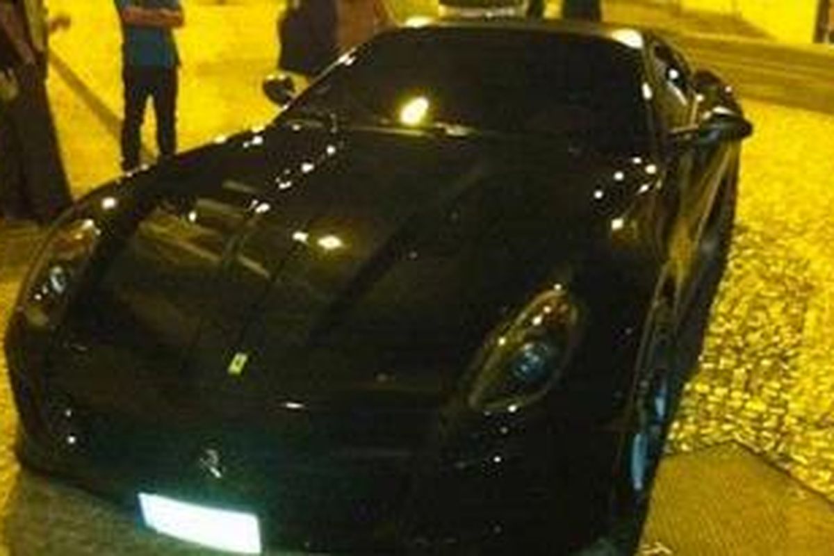 Punya harta melimpah bukan hal yang sukar bagi Cristiano Ronaldo membeli apapun di dunia ini. Penyerang Real Madrid itu baru saja membeli mobil Ferarri berwarna hitam seperti mobil Batman (Batmobile). 