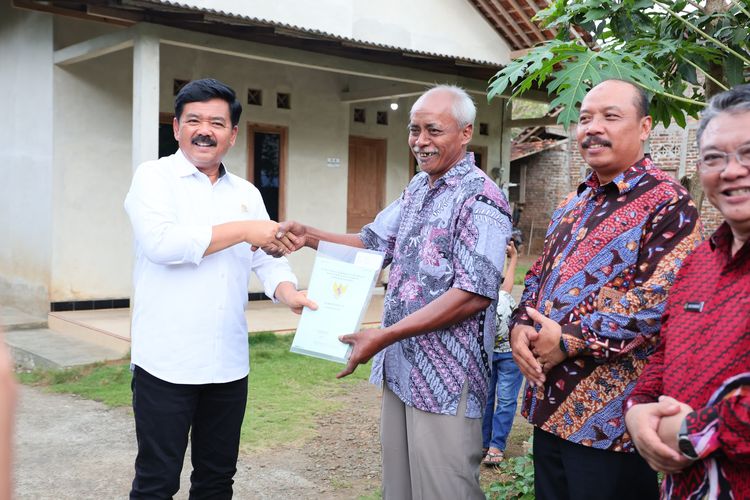 Menteri ATR/Kepala BPN, Hadi Tjahjanto menyerahkan 205 sertifikat tanah hasil program Konsolidasi Tanah (KT) Non Pertanian di Kelurahan Sumberarum, Moyudan, Kabupaten Sleman pada Jumat (16/02/2024). 
