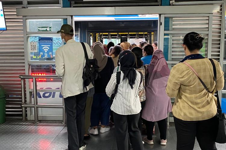 Penumpang di Halte Harmoni, Jakarta Pusat pada Selasa (17/1/2023) pagi. Mereka tampak berdesak-desakan untuk memasuki bus Transjakarta. 