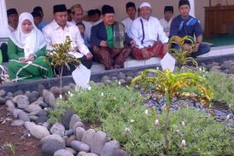 Calon bupati tunggal Pilkada Kabupaten Tasikmalaya melakukan ritual ziarah ke makam sesepuh sebelum pencoblosan pada Rabu (9/12/2015) pagi.