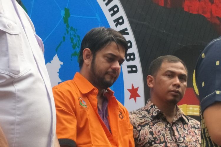 Artis peran Rio Reifan (berbaju oranye) dalam konferensi pers kasus narkoba yang menjeratnya di Ditres Narkoba Polda Metro Jaya, Jakarta Selatan, Jumat (16/8/2019).