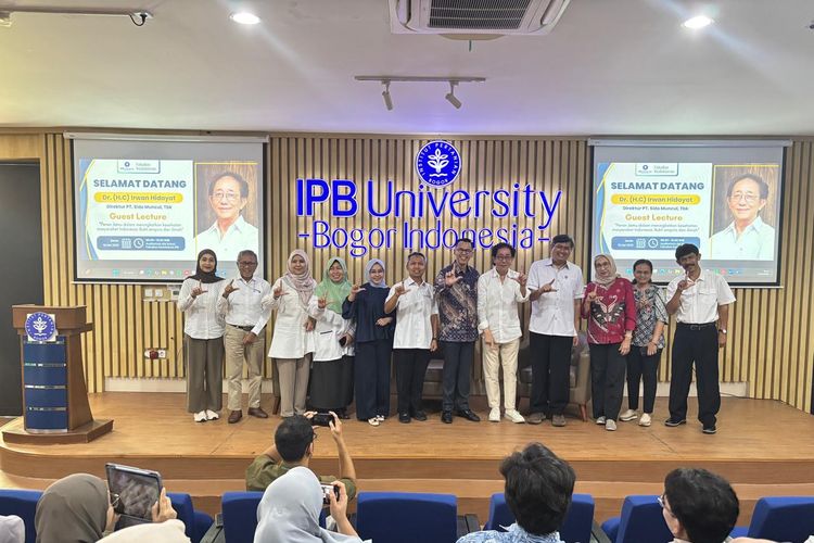 Direktur PT Industri Jamu Dan Farmasi Sido Muncul Tbk (Sido Muncul) Dr (HC) Irwan Hidayat bersama jajaran sivitas akademika Fakultas Kedokteran IPB University di acara kuliah umum di Bogor, Senin (19/5/2025). 