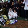 4 Momen BCL dan Noah Saling Menguatkan di Pemakaman Ashraf Sinclair