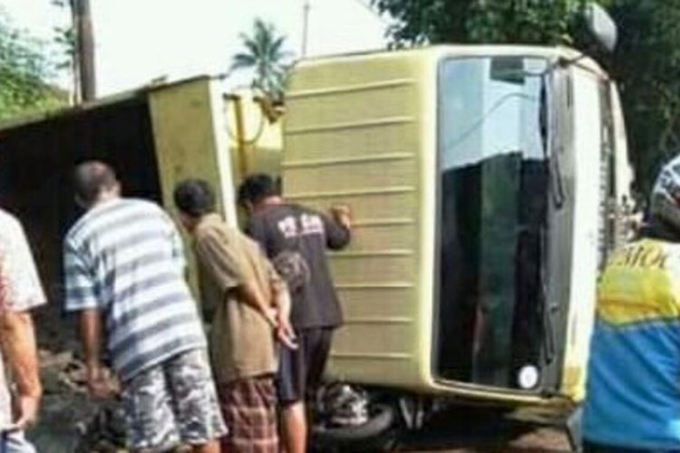 Warga berupaya mengevakuasi seorang pengendara sepeda motor di Cianjur, Jawa Barat yang tertimpa badan dump truk