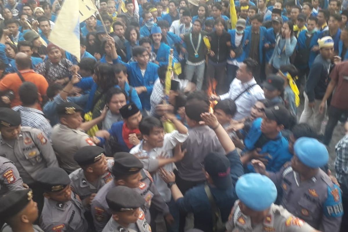 Demo di depan Gedung Komisi Pemberantasan Korupsi, Jumat (20/9/2019) berlangsung ricuh. 