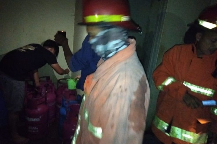 Petugas dari Dinas Damkar Kota Bekasi saat selesai memadamkan api di sebuah kios agen tabung gas dan air mineral di Bulak Perwira, Kelurahan Perwira, Bekasi Utara, Kamis (30/3/2023).