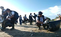 Pertamina Bersama Relawan Bakti BUMN Sapu Bersih Sampah di Pantai Lampu Satu Merauke